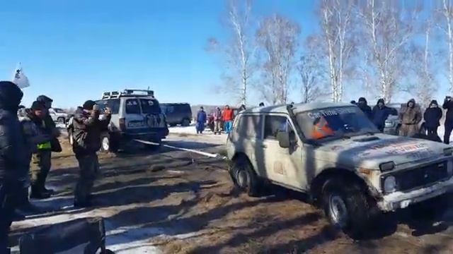 Нива против Land Cruiser 80.
 Кто кого?