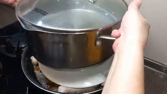 цыпленок тапака на сковородке под пресом.mp4