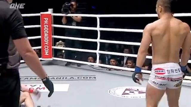 Перданул в бою на соперника 😂
