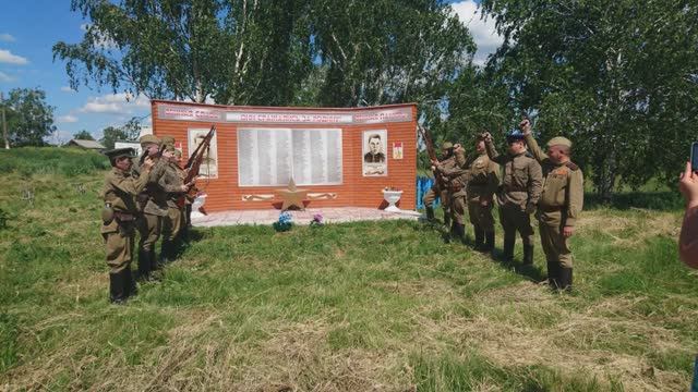 В. Головко. Там гудела земля.