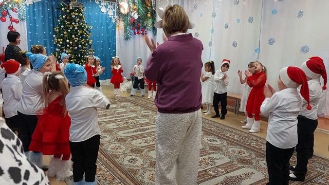 Новогодний утренник.  Хоровод "Снег идёт"