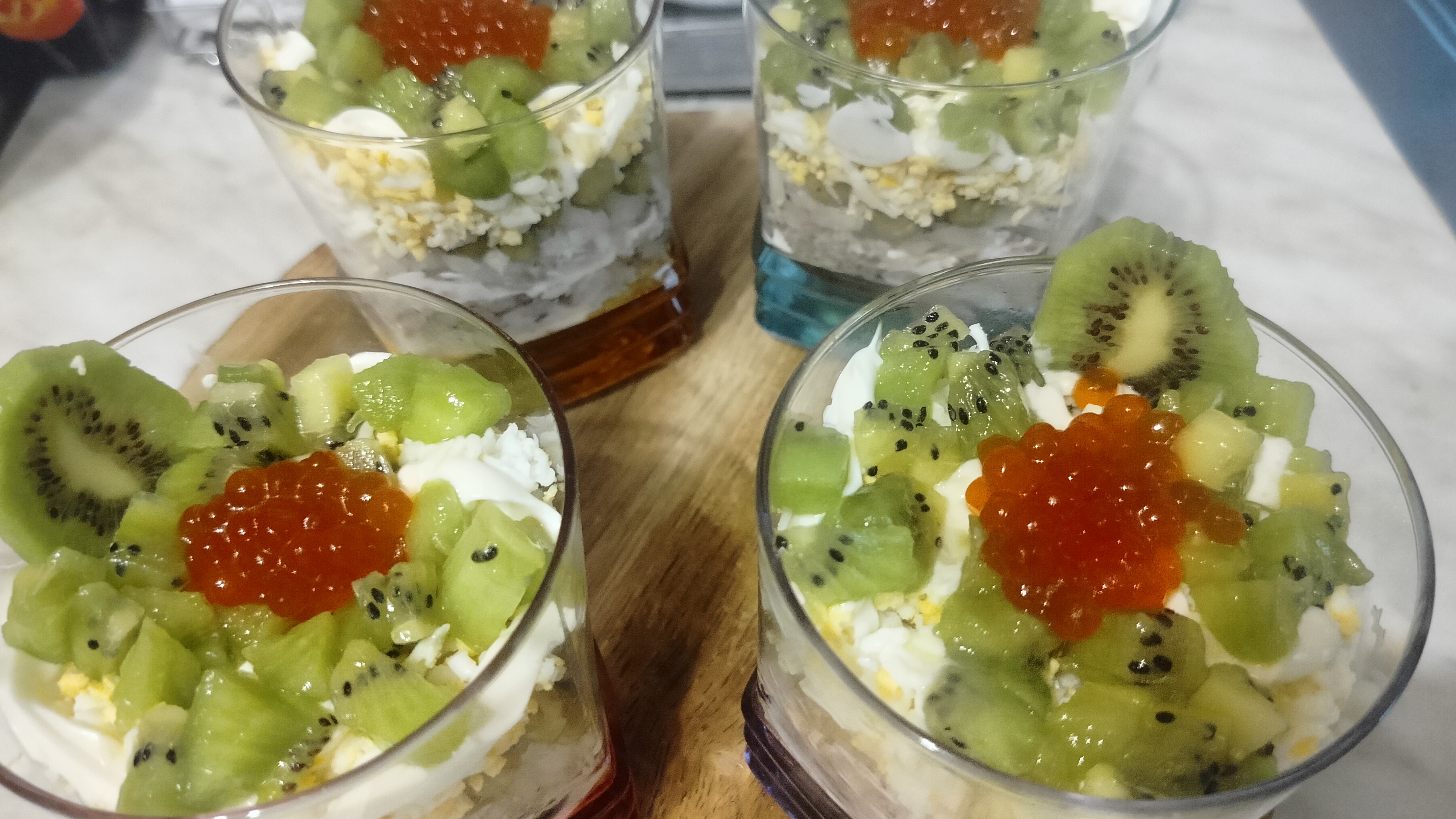 Салат порционный с скумбрией и киви.