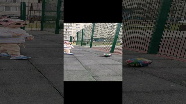 Крутая малышка играет в мяч