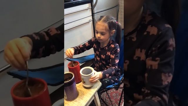 Юлечка, дедушкина внученька, готовит кофе порошок