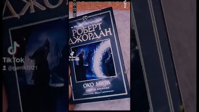 "Пухляши" книг, которые я постоянно откладываю.  Мои книжные полки.