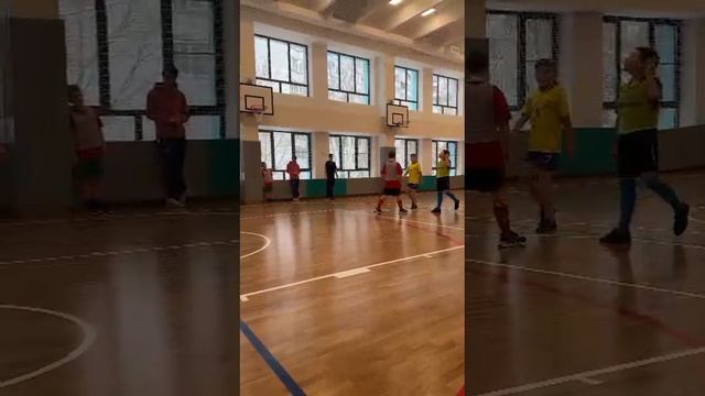 1000443045.mp4 Мои внуки играют в футбол в школе