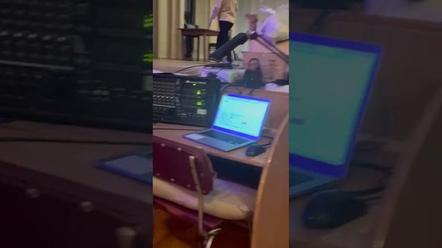 заметьте продюсеры девушка с настоящими голосом ‼‼‼