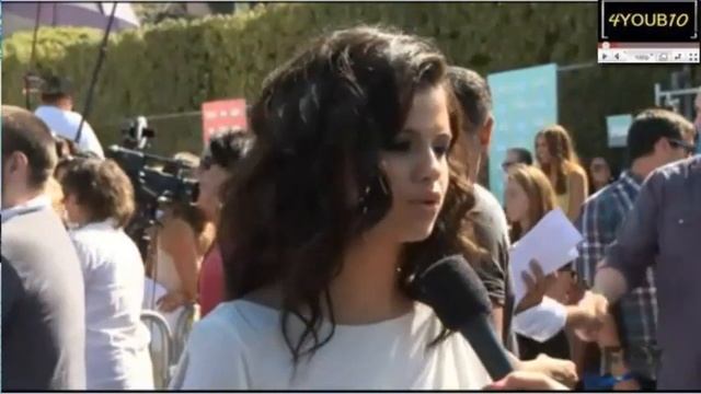Selena gomez at  the Red Carpet of the 2010 Teen Choice Awards
