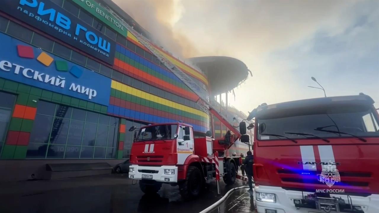 МЧС опубликовало кадры тушения торгового центра во Владикавказе