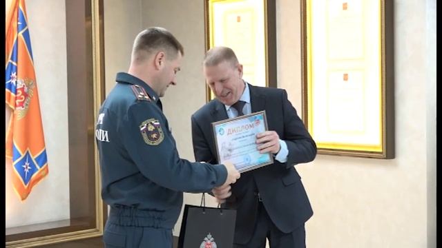 В Заречном пожарные наградили своих помощников