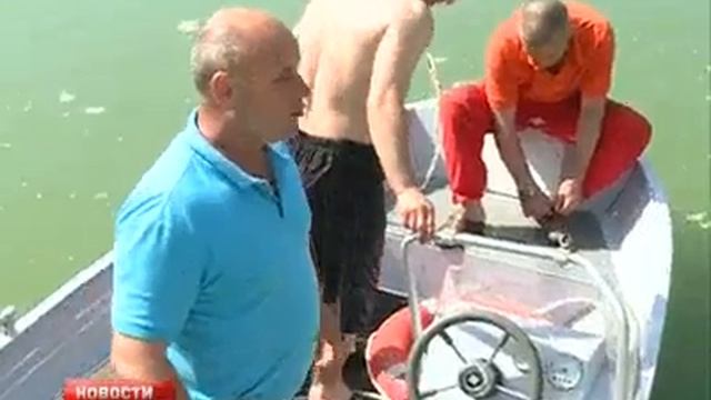 хулиганы поломали скамейку и выбросили её в озеро