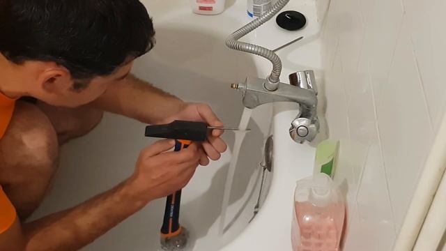 забил гвоздь в воду