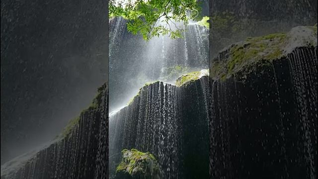 Потрясающий каскадный водопад