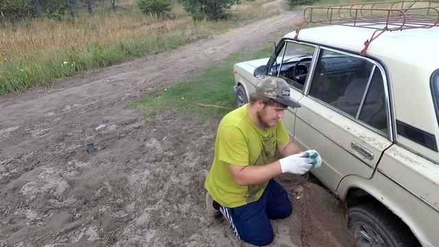 Хитрый метод вытаскивания авто. Палка и домкрат
