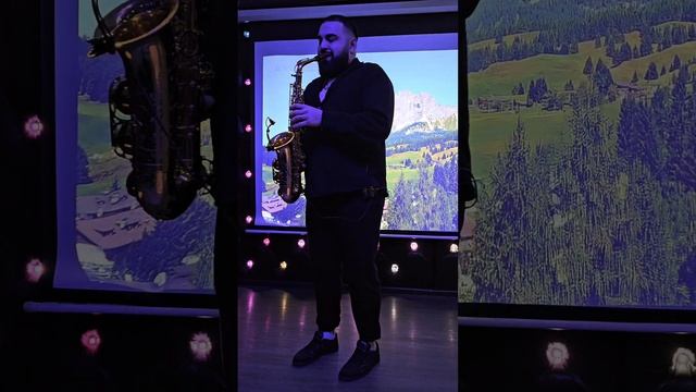 Сходили в караоке, там саксофон играл.