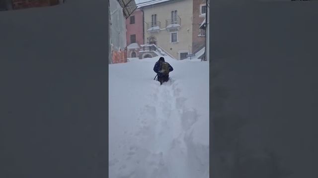 Сугробы в Кампо-ди-Джове (Абруццо, Италия, 24.12.2024).