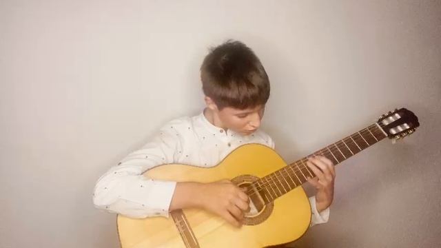 я учусь играть на гитаре