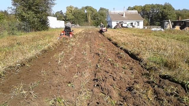 Осенняя вспашка очередного,в этом году последнего,участка,двухкорпусным плугом