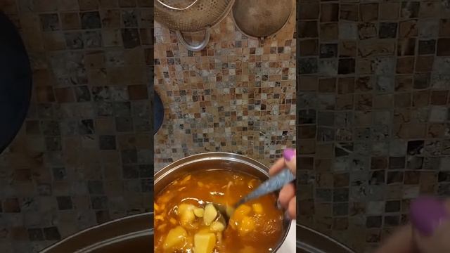 Готовлю суп из свекольной ботвы со щавелем и яйцом☺️. Делаю распаковку