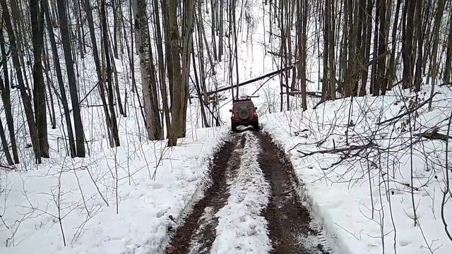 Обледенелый спуск в овраг