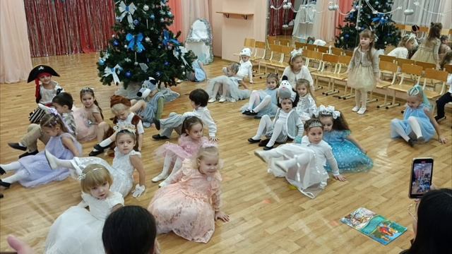 Арина, новогодний танец