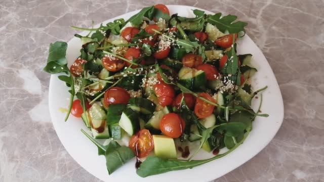 Салат готовлю сама, больше не покупаю в кафе. Всё так просто и вкусно