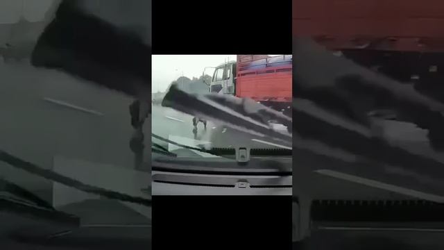 Жёсткое столкновение двух фур  Один из грузовиков въехал во второй, когда тот начал сдавать задним х