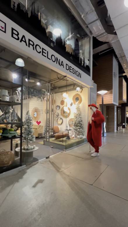 ДЕД МОРОЗ ПЕРЕДАЕТ ПОЗДРАВЛЕНИЯ  ОТ BARCELONA DESIGN