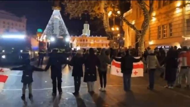 Грузинская оппозиция в своих митингах использует детей — ставит их перед водометами.