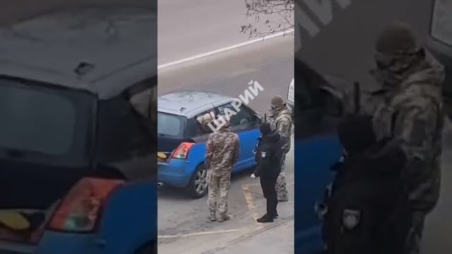 укронацик выкуривает с помощью огня человека из машины