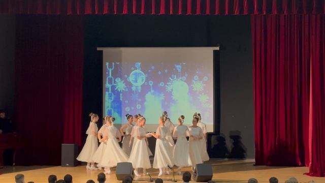 Мальчишки соскочили с мест, когда девочки начали … 26-12-2024