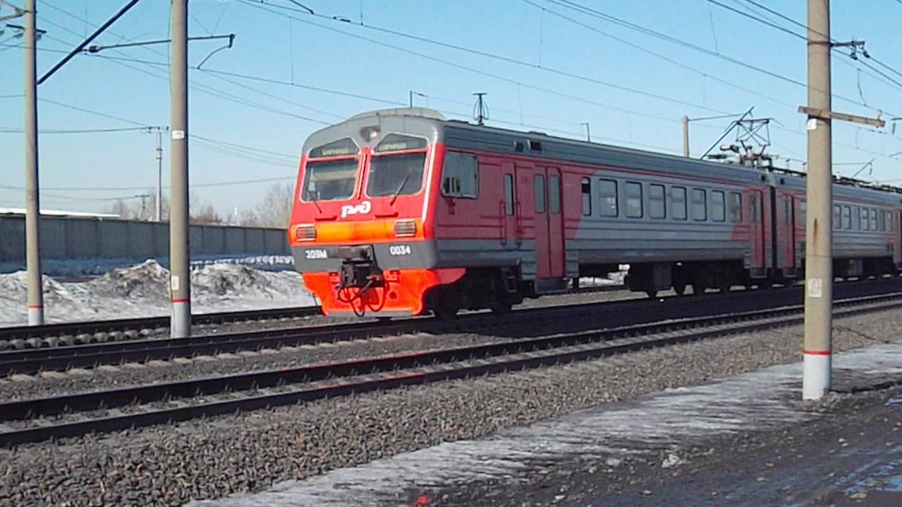 Электропоезд ЭД9М-0034 по нечётному пути.