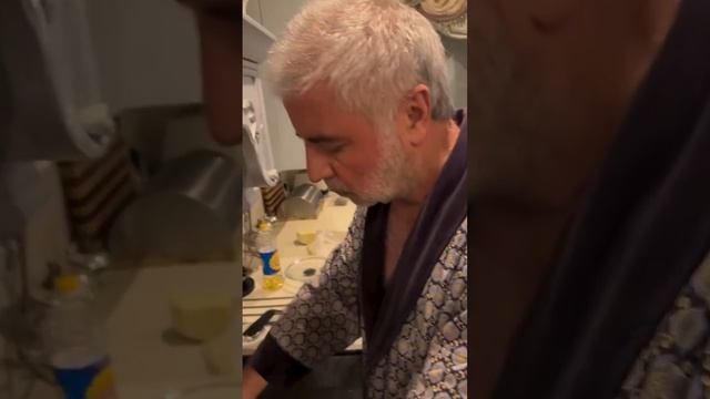 Готовим с Сосо Павлиашвили 🍳Сосо приготовил на завтрак яичницу с жареным сулугуни #юмор #певец