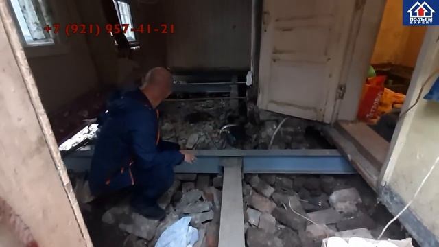 Подъем половины дома 12х12. Замена венца и пола. Подняли дом в Коломягах!