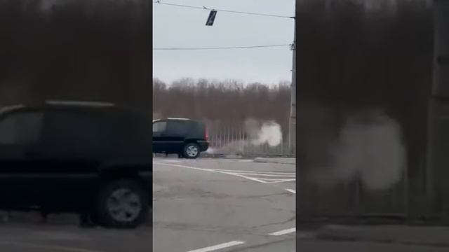 Днепропетровск. Из микроавтобуса с чёрными военными номерами на ходу через окно выпрыгивает украинец