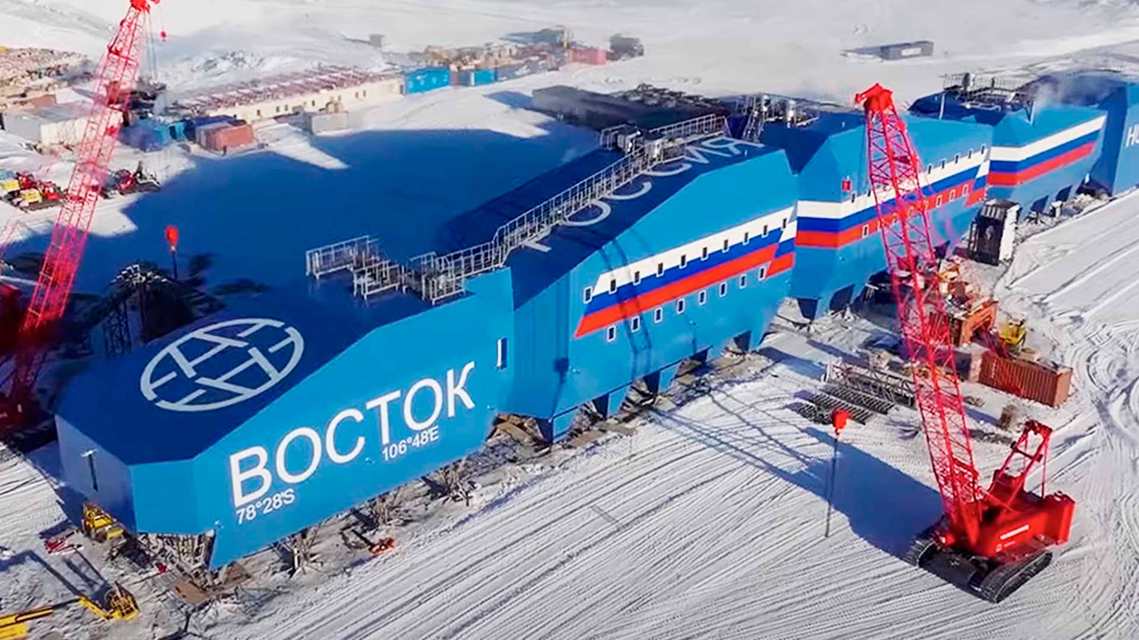 Российские полярники готовятся встретить Новый год на станции «Восток»