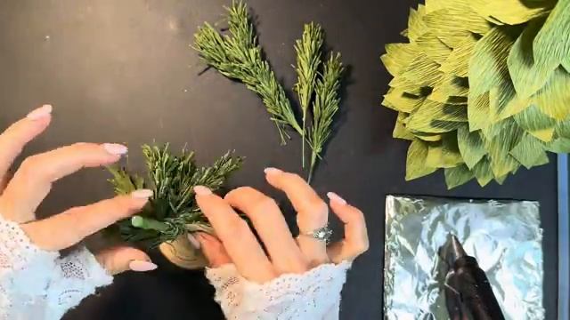 своими руками елочка 🎄🎄🎄 к Рождеству из крепированной бумаги 🎄🎄🎄