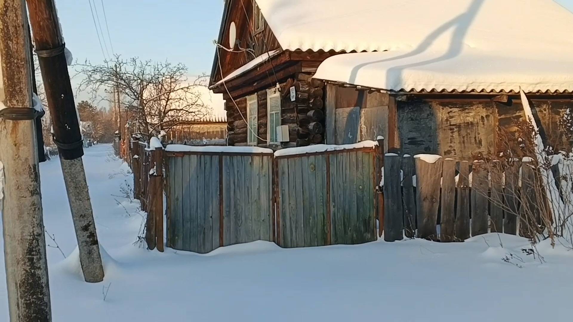 Пасека зимой и зимняя дорога.