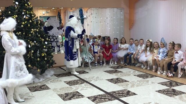 Новогдий праздник у Ани