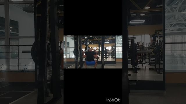Приседания в тренажёре Смита с акцентом на ягодичные мышцы .