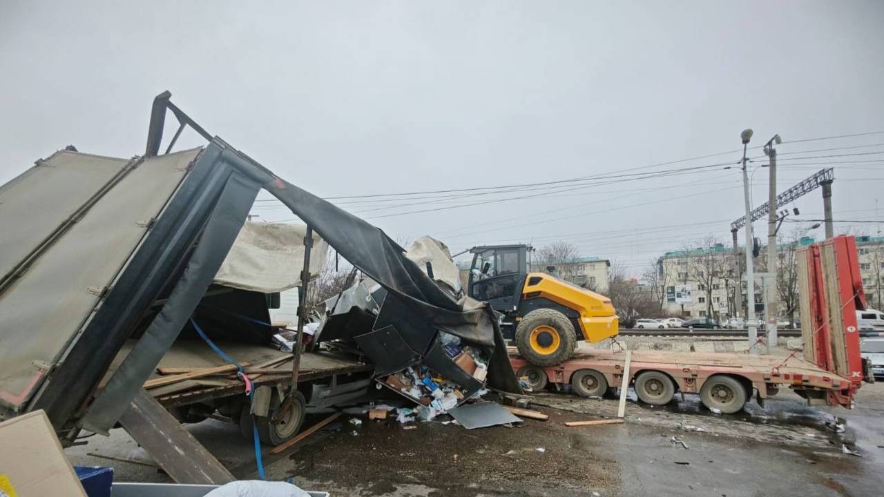 Два грузовика столкнулись на кольце около парка в Краснодаре, есть погибший