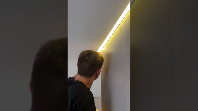 “Монтаж натяжного потолка с подсветкой: Теневой и парящий профиль!