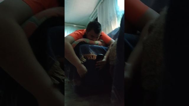 Брат смотрит видео