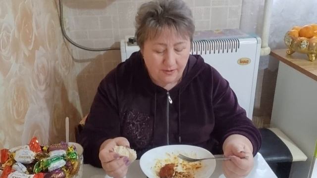 Мукбанг. Фаршированный перец и салат из редиса.Капучино и сладости.