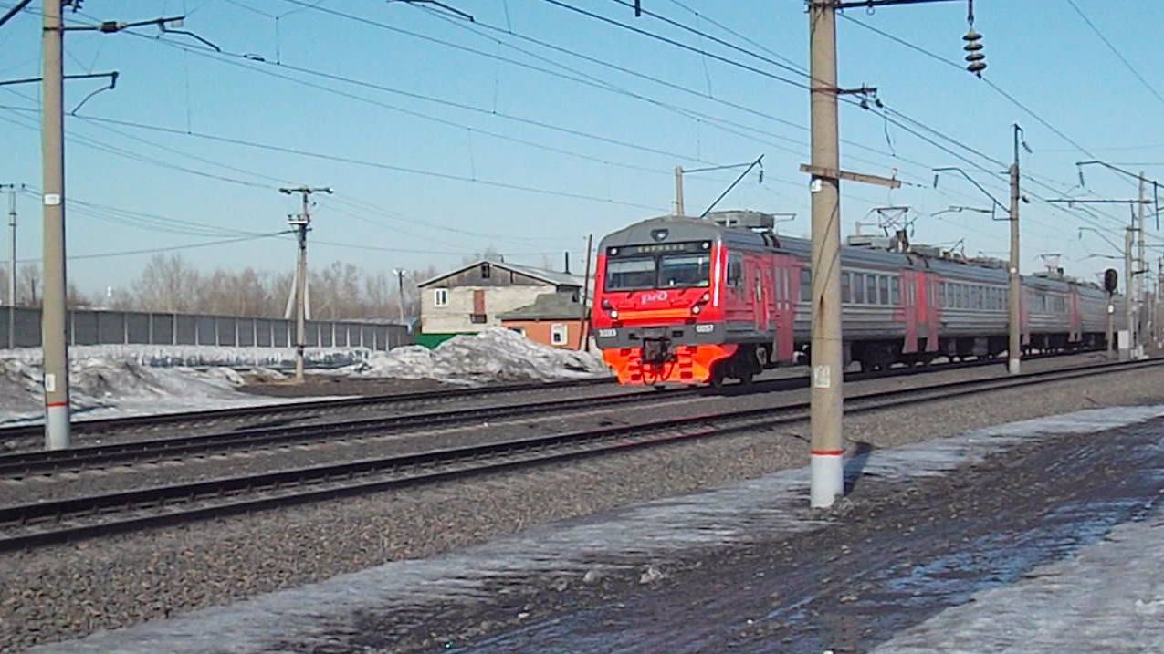 Электропоезд ЭД9Э-0057 по нечётному пути.