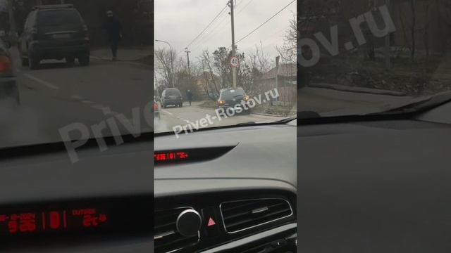 На Мичуринской автомобиль влетел в столб.