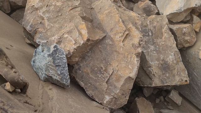 Строительство, дробление щебёнки