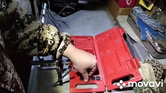 Набор для развальцовки тормозных трубок автомобиля.