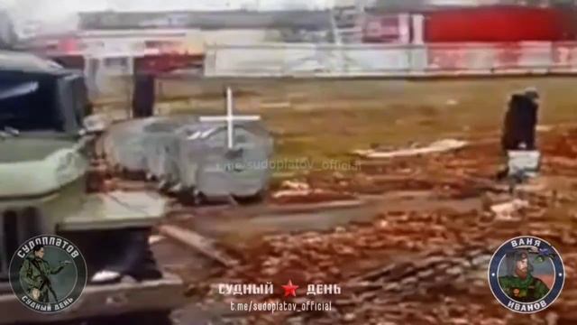На записи боевого FPV-дрона КВН — момент, который трогает до глубины души. Пожилая женщина, не...