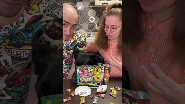 Проигрывает тот, кто первый выплюнет кислые конфеты 🍬